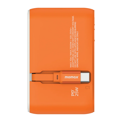 محول السفر العالمي من موماكس بقوة 25 واط مع كابل USB-C قابل للسحب