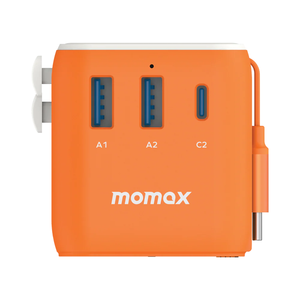 محول السفر العالمي من موماكس بقوة 25 واط مع كابل USB-C قابل للسحب