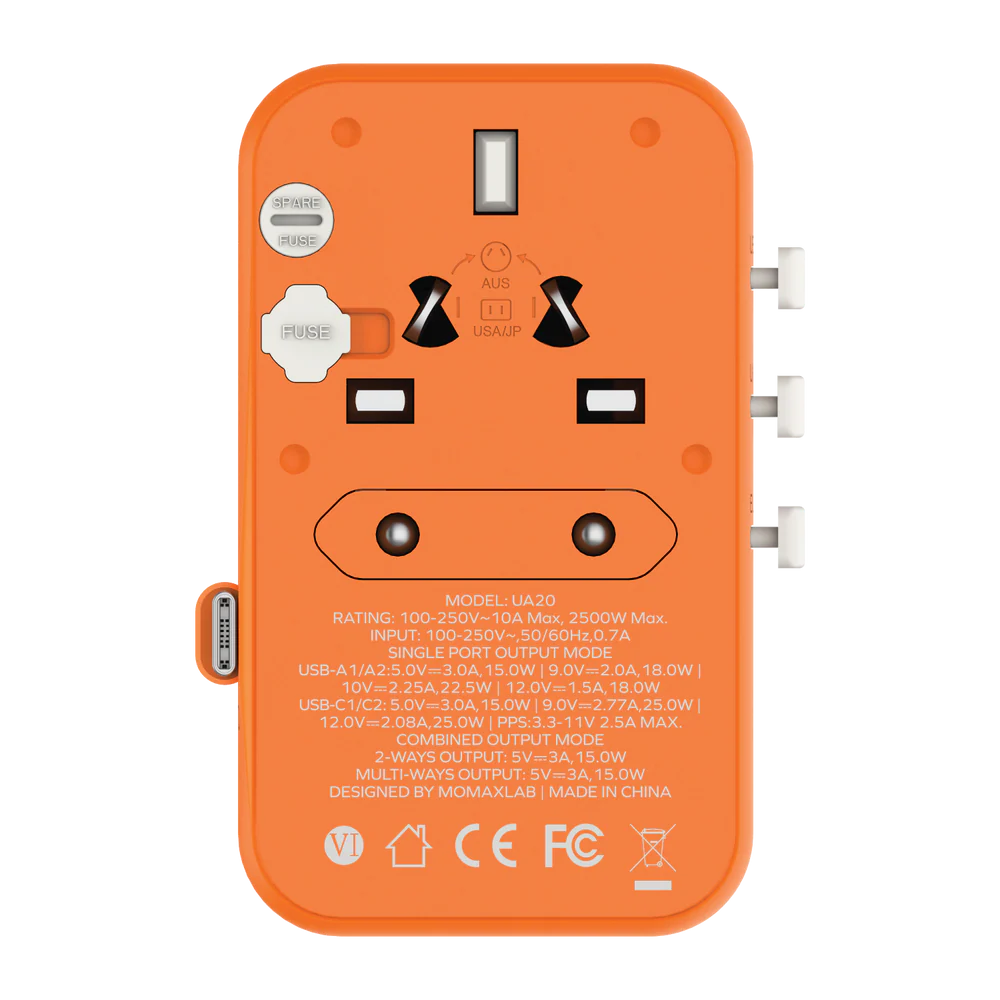 محول السفر العالمي من موماكس بقوة 25 واط مع كابل USB-C قابل للسحب
